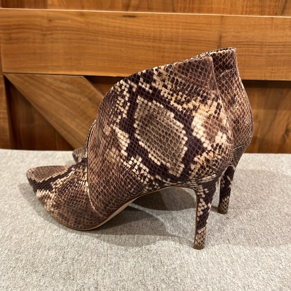 Jessica Simpson Layra snakeskin booties, size 8/38.5 - Picture 4 of 9